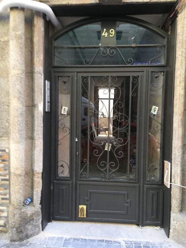 Puerta de hiero lacada en comunidad de vecinos en Madrid.