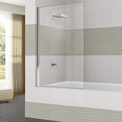 Mampara de ducha de cristal en un baño con paredes beiges