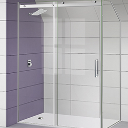 Mampara de ducha de cristal con puertas dobles en un baño con paredes blancas y lilas