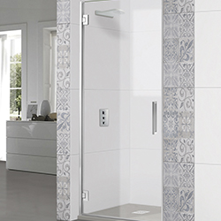 Mampara de ducha de cristal y puerta sencilla en un baño con paredes blancas y grises