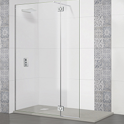 Mampara de ducha de cristal y puerta sencilla en un baño con paredes claras